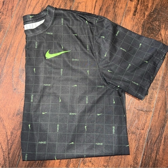 Nike Tee L Legend Printed Training Top Dri-Fit Black Green Logo Shirt - Picture 3 of 8